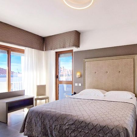 Hotel Tiffany Marina di Massa Extérieur photo