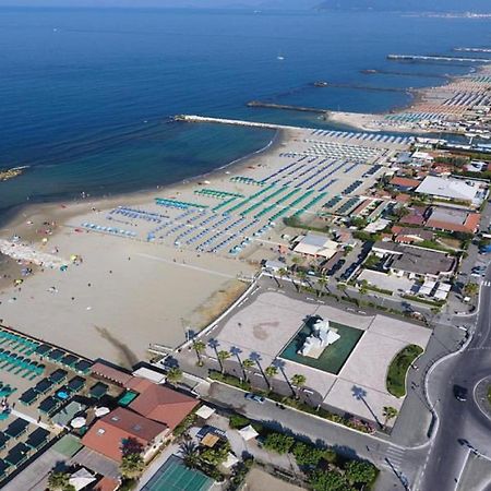 Hotel Tiffany Marina di Massa Extérieur photo