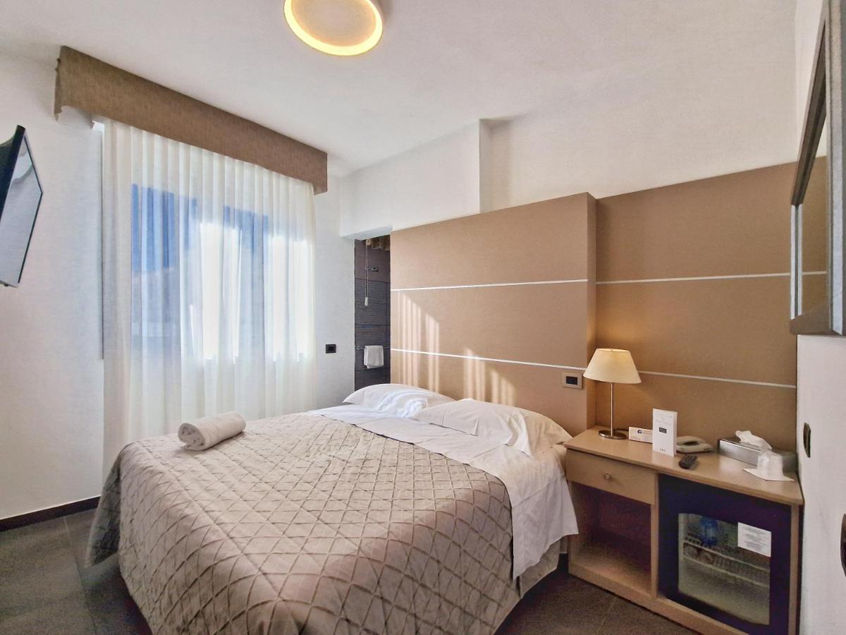 Hotel Tiffany Marina di Massa Extérieur photo