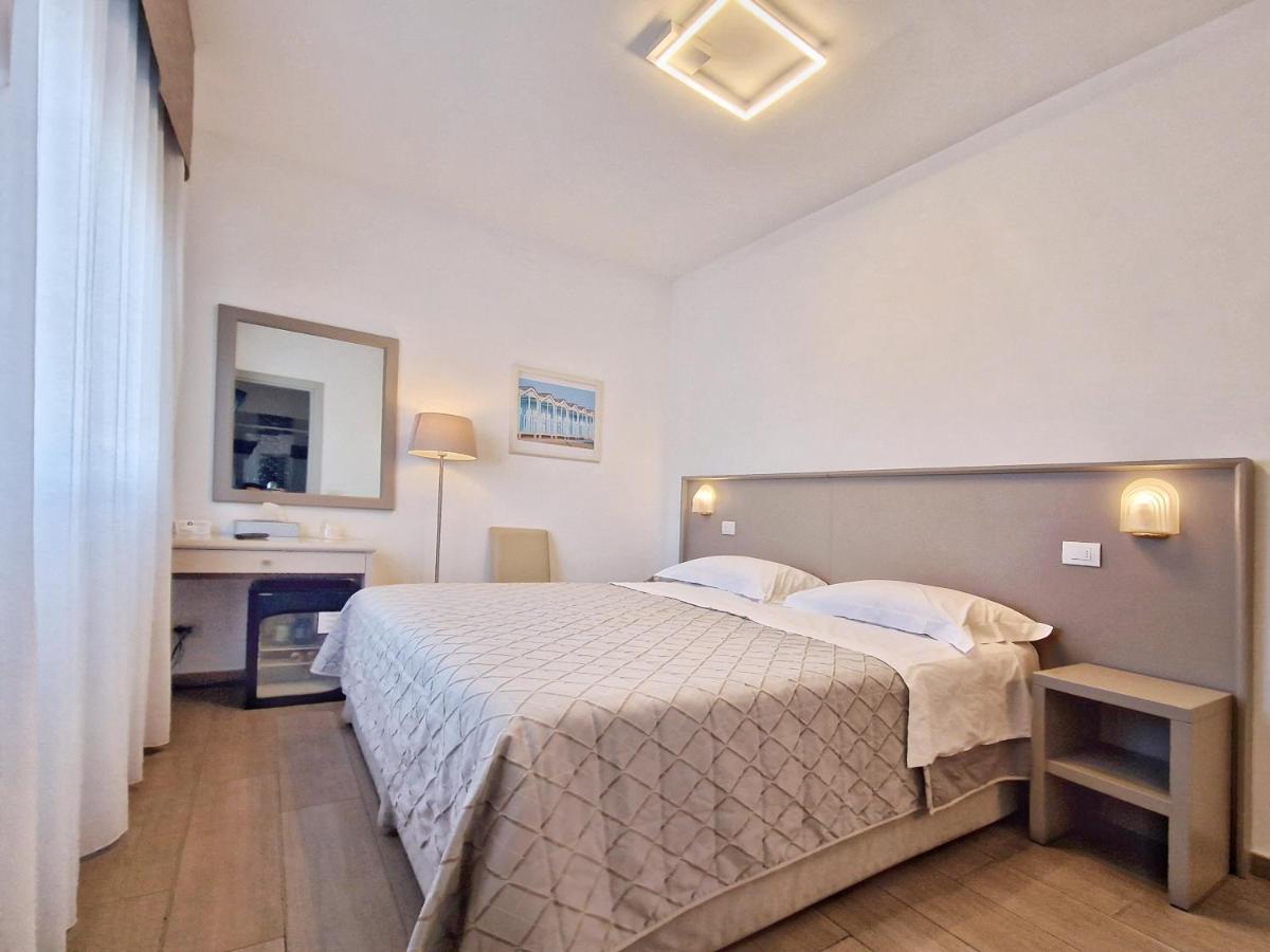 Hotel Tiffany Marina di Massa Extérieur photo