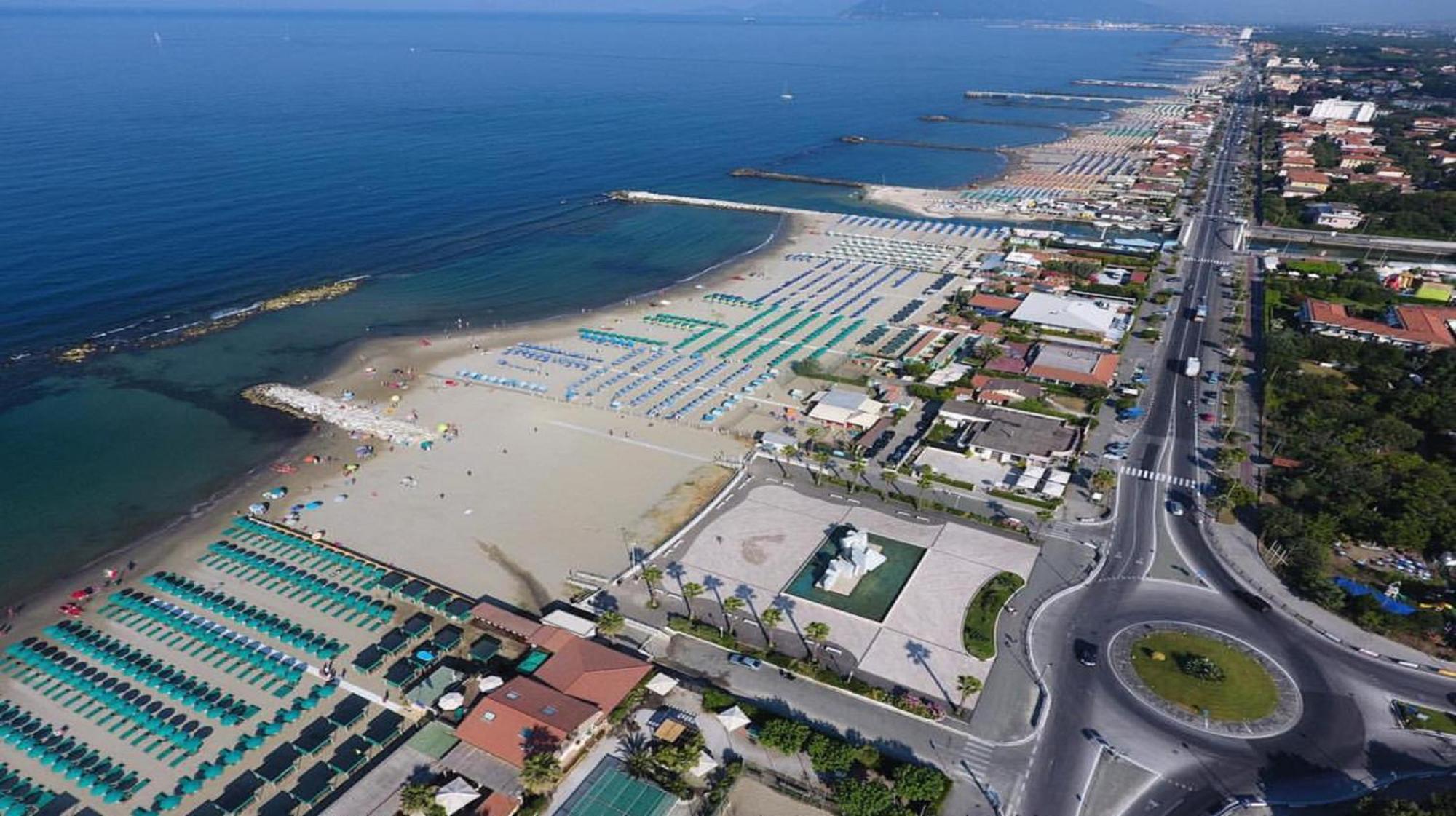 Hotel Tiffany Marina di Massa Extérieur photo