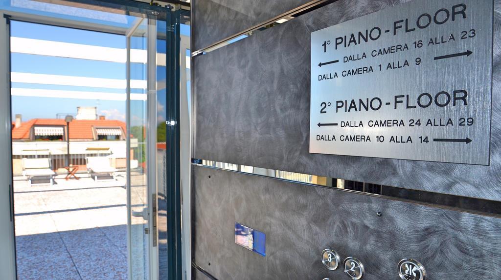 Hotel Tiffany Marina di Massa Extérieur photo