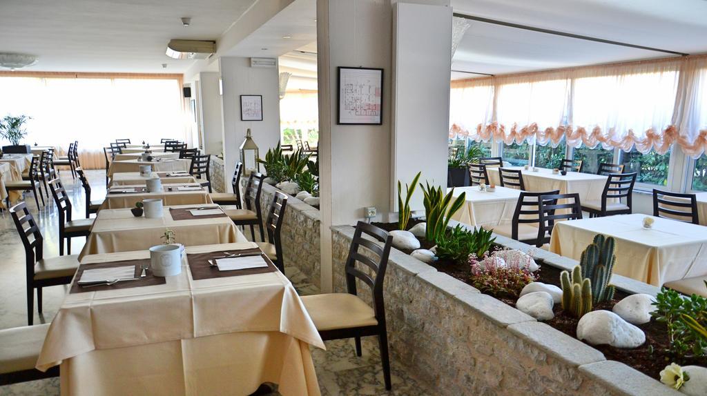 Hotel Tiffany Marina di Massa Extérieur photo