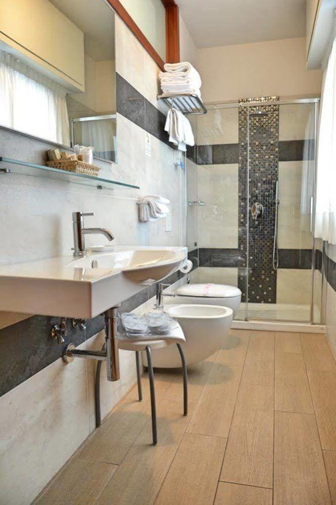 Hotel Tiffany Marina di Massa Extérieur photo