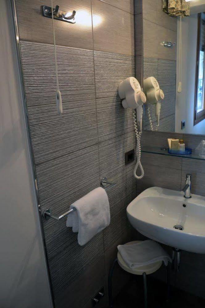 Hotel Tiffany Marina di Massa Extérieur photo