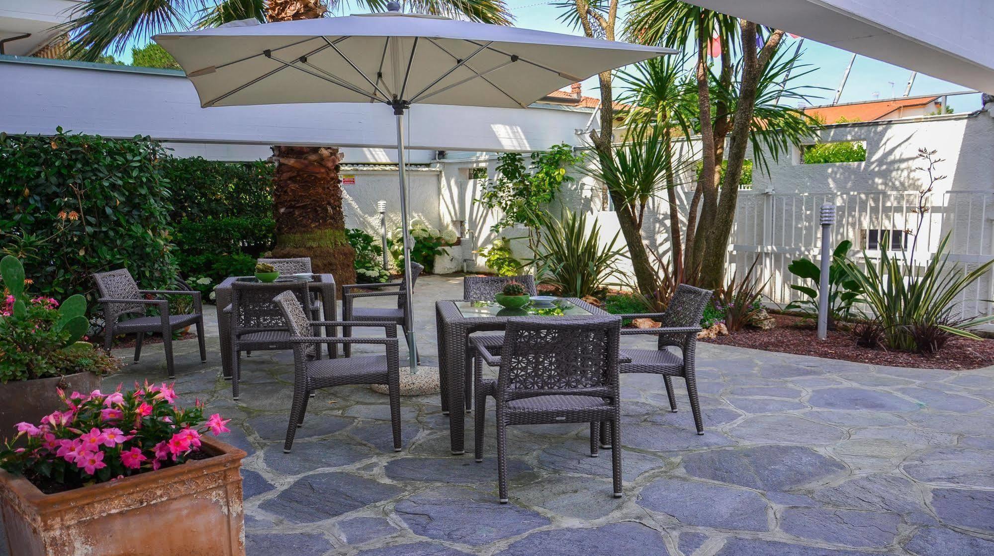Hotel Tiffany Marina di Massa Extérieur photo