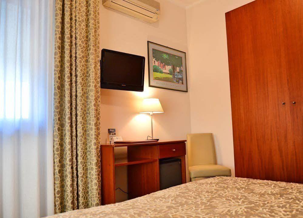 Hotel Tiffany Marina di Massa Extérieur photo