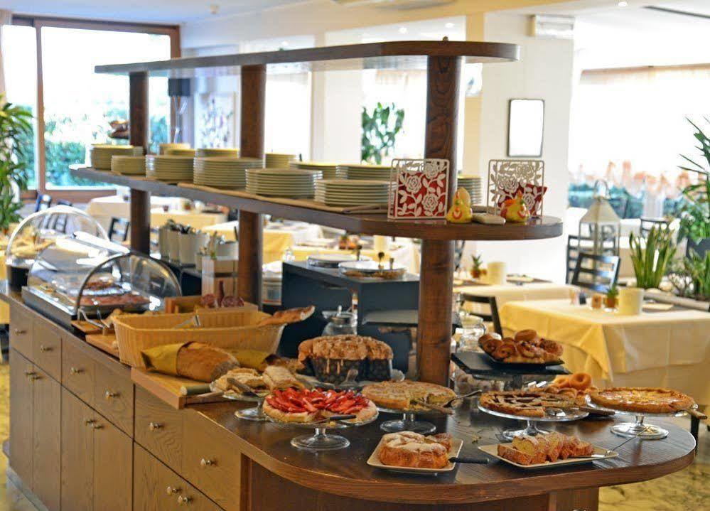Hotel Tiffany Marina di Massa Extérieur photo
