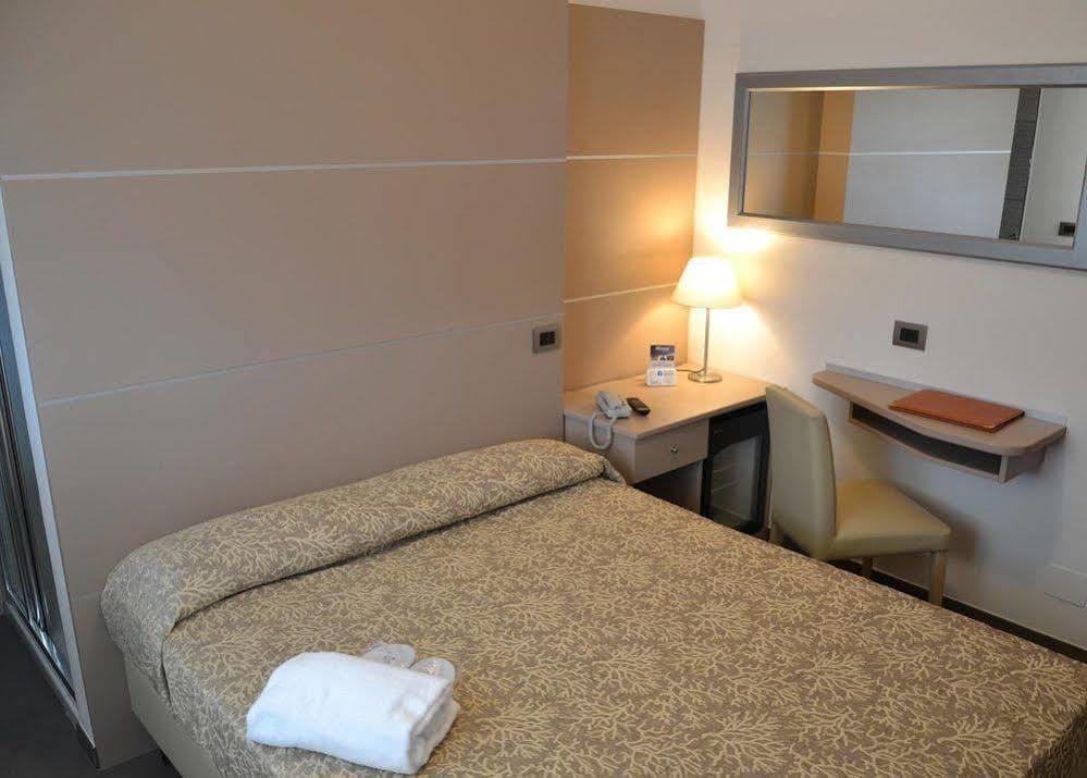 Hotel Tiffany Marina di Massa Extérieur photo