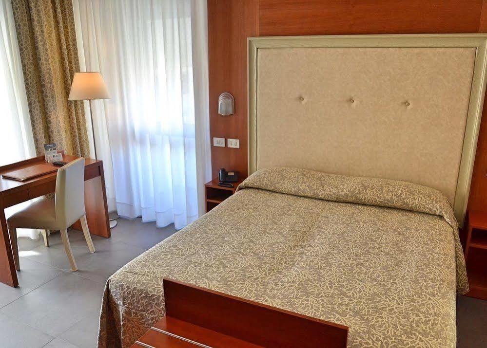 Hotel Tiffany Marina di Massa Extérieur photo