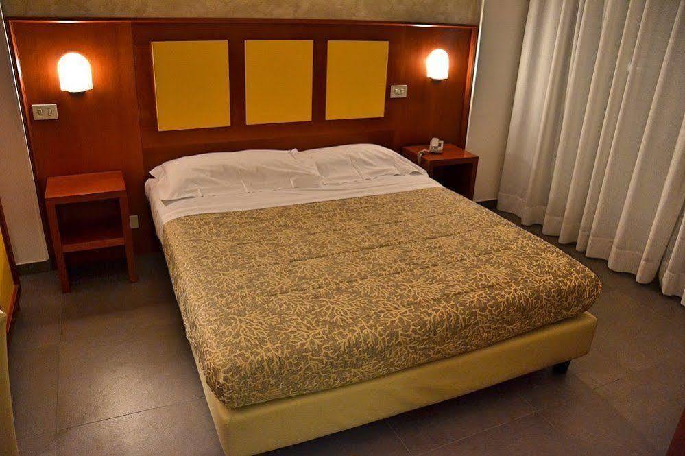 Hotel Tiffany Marina di Massa Extérieur photo