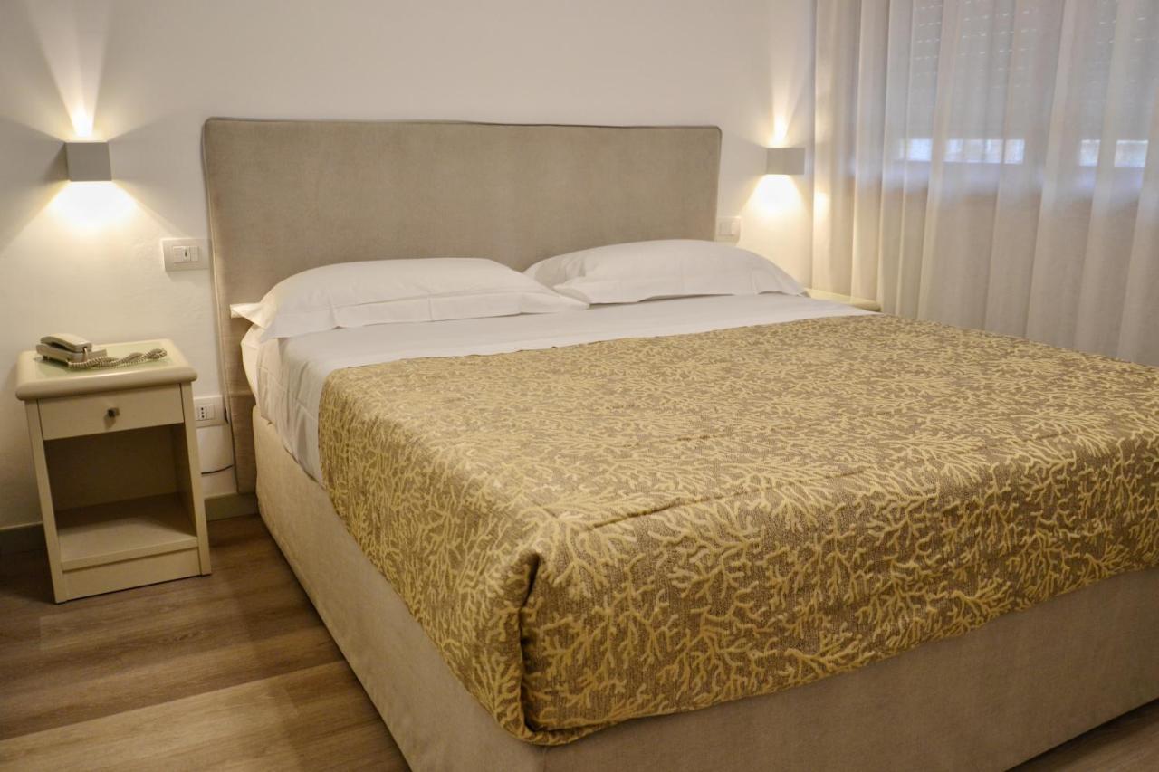 Hotel Tiffany Marina di Massa Extérieur photo