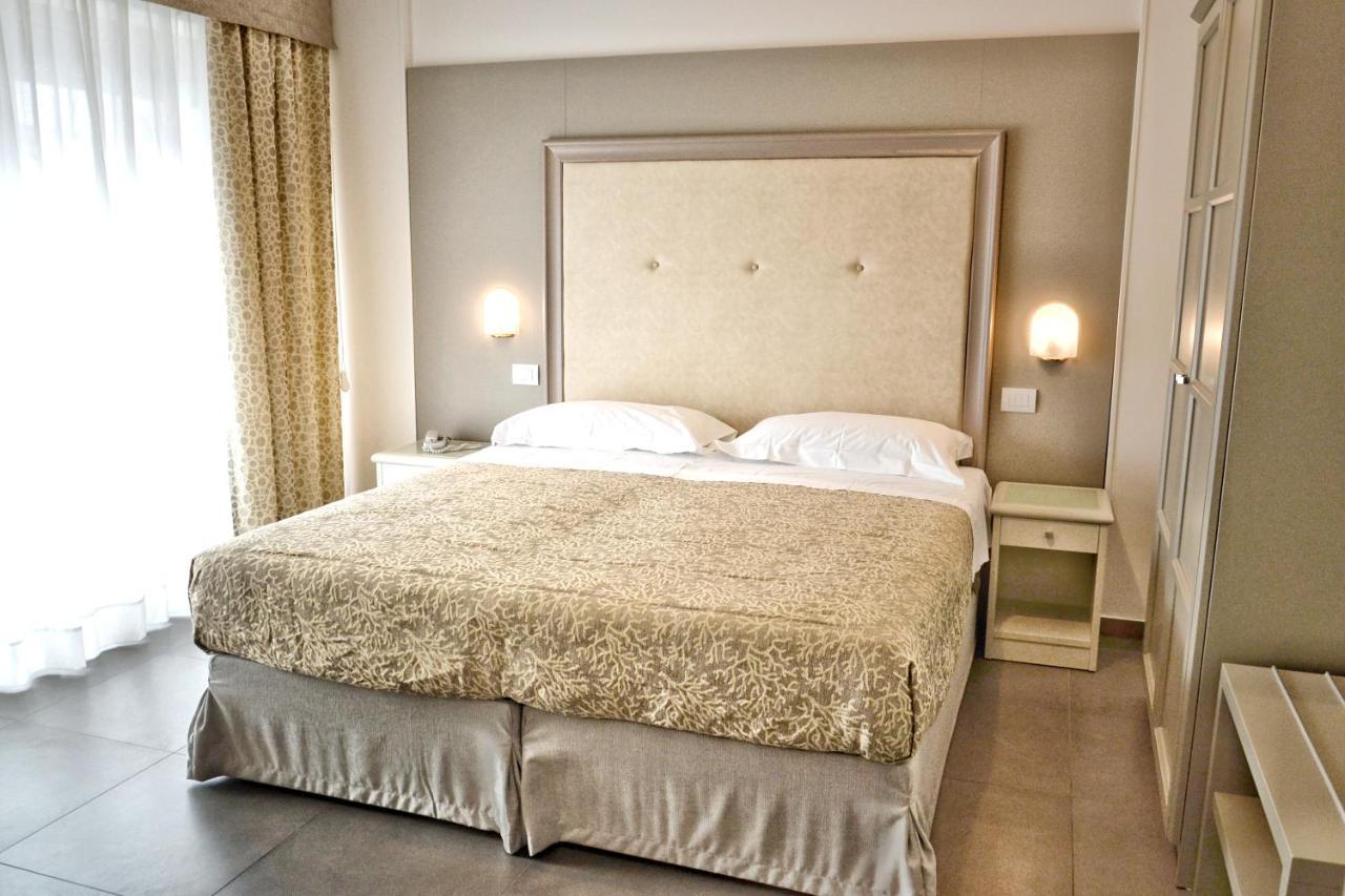 Hotel Tiffany Marina di Massa Extérieur photo