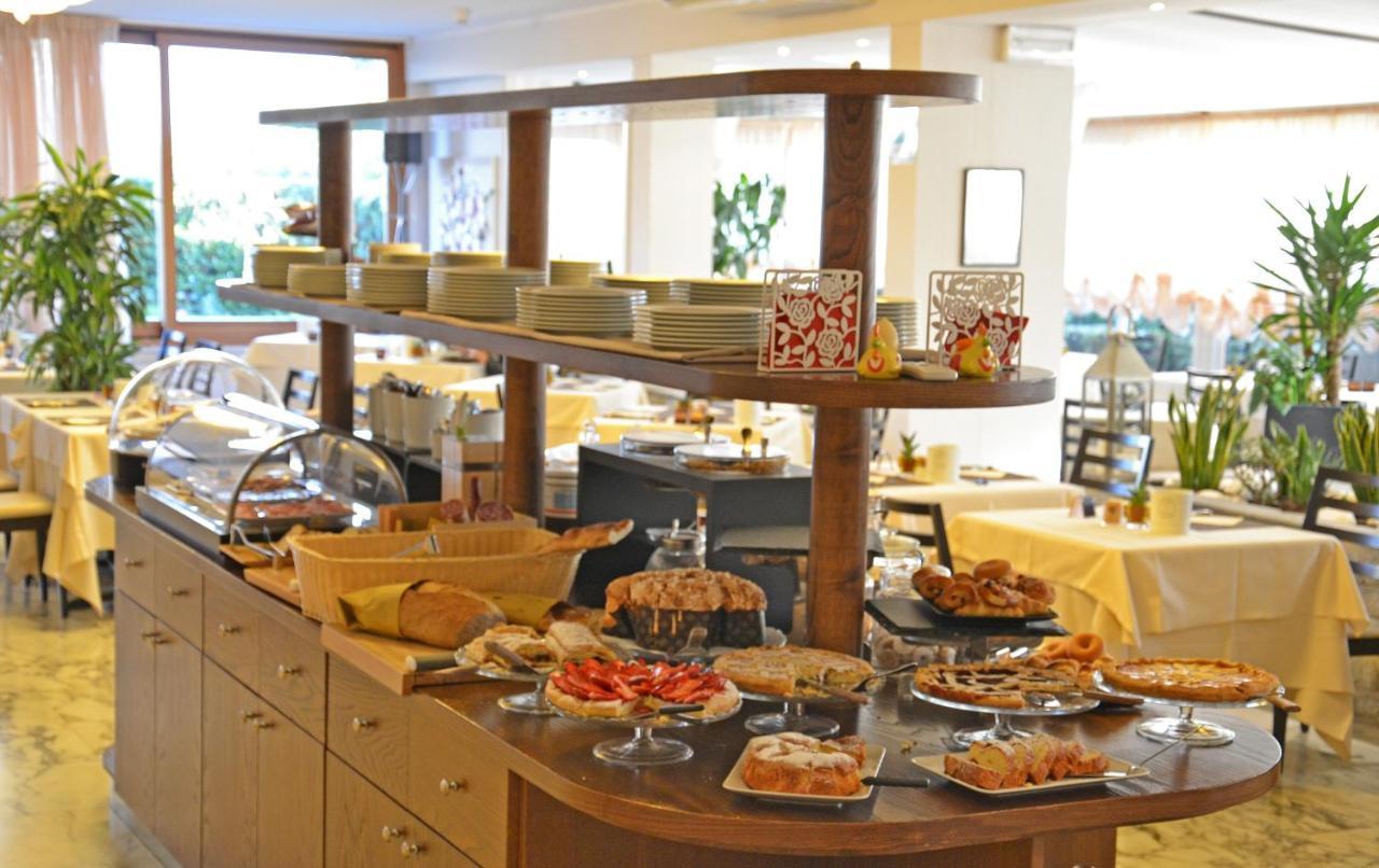 Hotel Tiffany Marina di Massa Extérieur photo