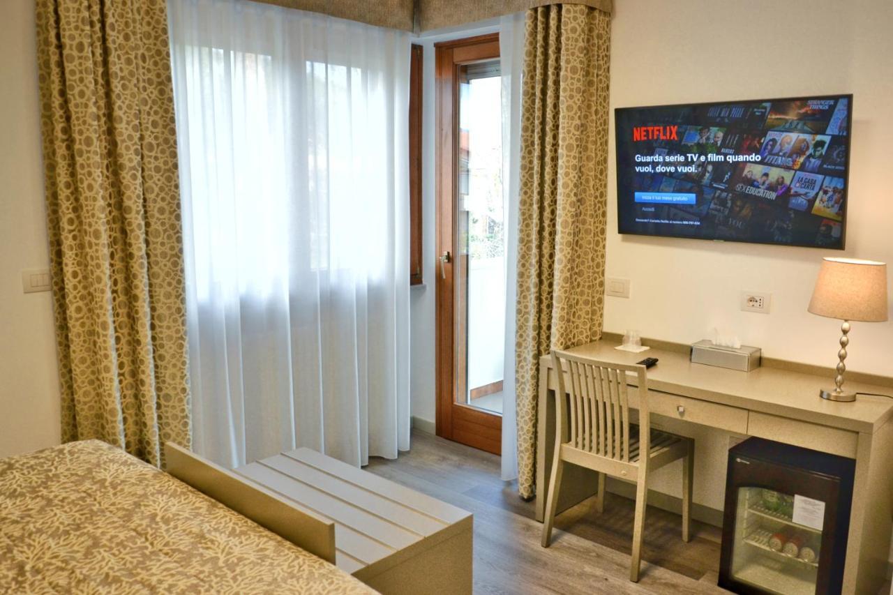 Hotel Tiffany Marina di Massa Extérieur photo