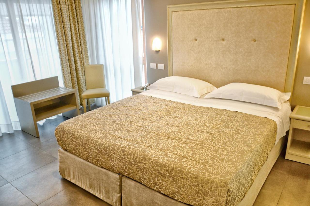 Hotel Tiffany Marina di Massa Extérieur photo