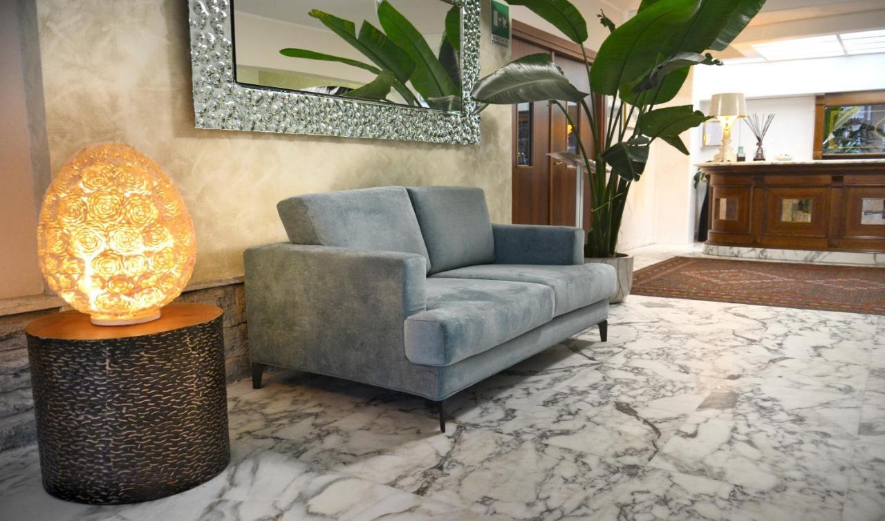 Hotel Tiffany Marina di Massa Extérieur photo