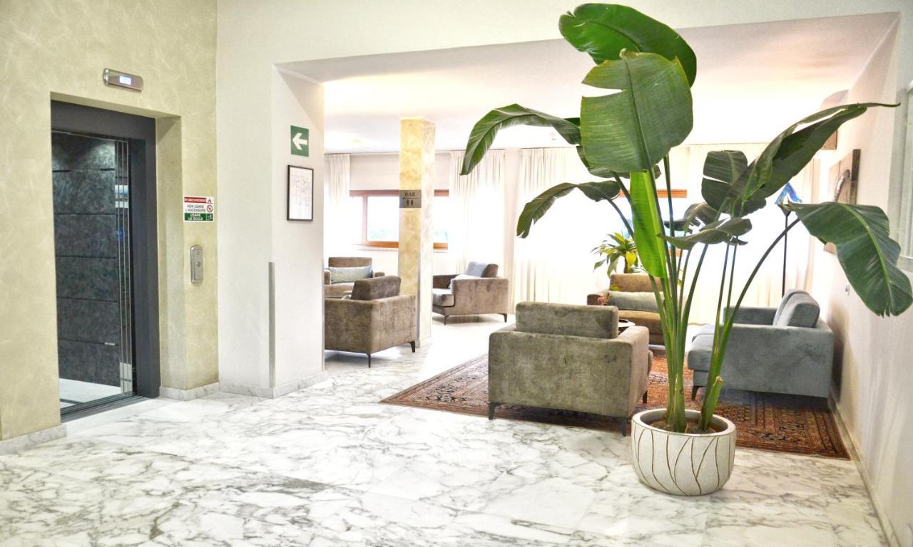 Hotel Tiffany Marina di Massa Extérieur photo