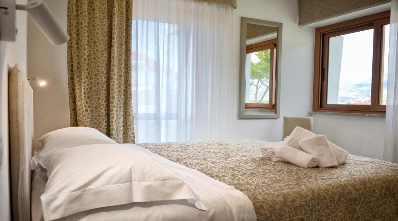 Hotel Tiffany Marina di Massa Extérieur photo