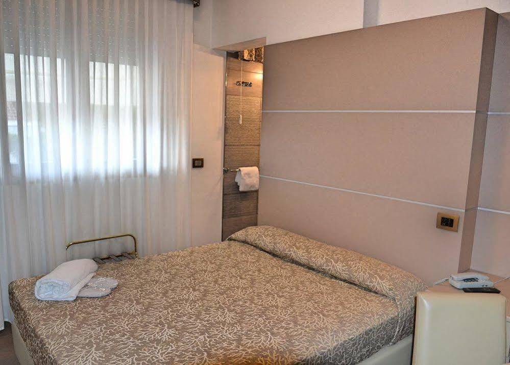 Hotel Tiffany Marina di Massa Extérieur photo